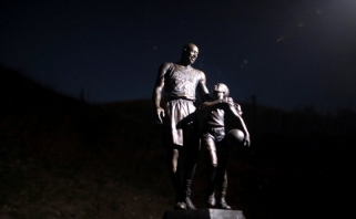 Besišypsantys ir žvelgiantys vienas į kitą: Bryanto ir jo dukters žūties vietoje iškilo skulptūra